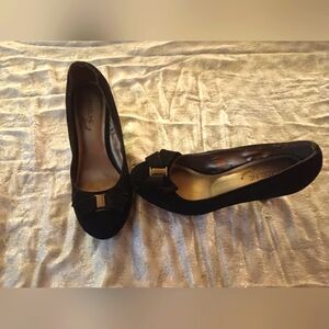 Madeline Stuart black heels. Size 7.5 ladies. Excellent condition. Gently used.
